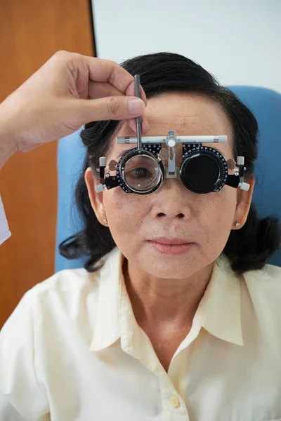 Mujer Vietnamita Mayor Examinándose Los Ojos Clínica Oftalmología —  Fotos de Stock