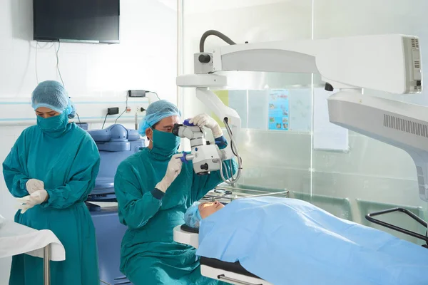 Chirurgo Regolazione Laser Oftalmico Sopra Testa Del Paziente Quando Assistente — Foto Stock