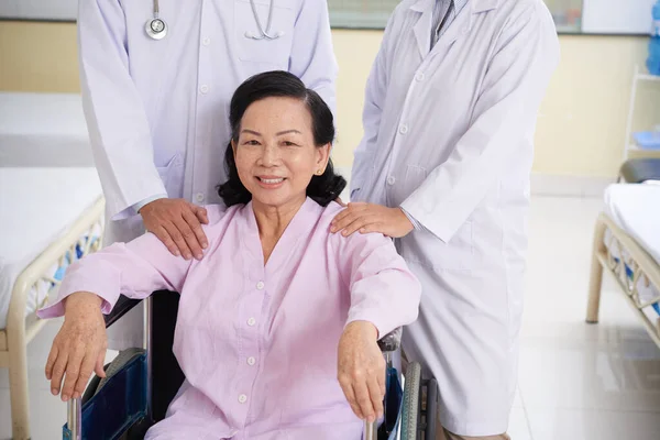 Glückliche Asiatische Seniorin Sitzt Nach Laser Augenoperation Rollstuhl Und Ärzte — Stockfoto