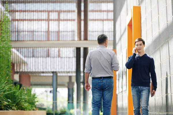 Les Gens Affaires Marchant Dans Couloir Immeuble Bureaux Centre Coworking — Photo