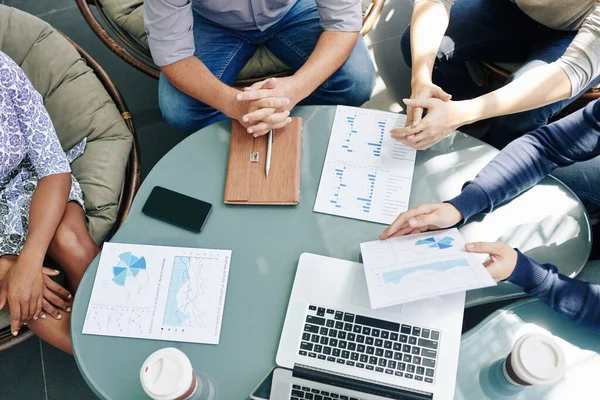 Zakenmensen Verzameld Kantoor Tafel Financiële Grafieken Diagrammen Bespreken Tijdens Vergadering — Stockfoto