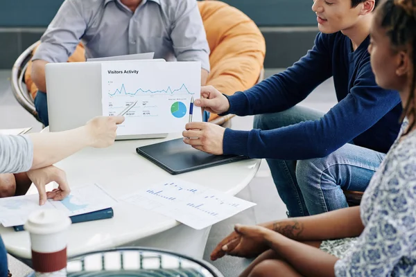 Equipo Gerentes Marketing Discutiendo Gráfico Actividad Los Visitantes Trabajo Planificación — Foto de Stock