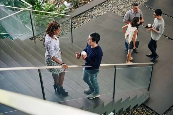 Üzletemberek Állnak Lépcsőn Megbeszélik Projektet Amin Együtt Dolgoznak — Stock Fotó
