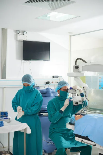 Équipe Chirurgiens Préparant Pour Chirurgie Oculaire Procédure Restauration Vision Images De Stock Libres De Droits