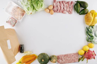 Etli, sebzeli ve meyveli mutfak arka planı ücretsiz teslimat için hazırlandı