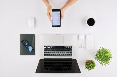 Tatile hazırlanırken seyahat paketleme listesini kontrol eden ofis çalışanı