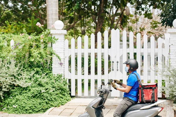 Homem Scooter Entregando Alimentos Frescos Para Clientes Durante Pandemia Covid — Fotografia de Stock