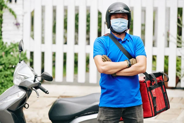 Retrato Homem Entrega Confiante Feliz Scooter Com Grande Saco Mais — Fotografia de Stock