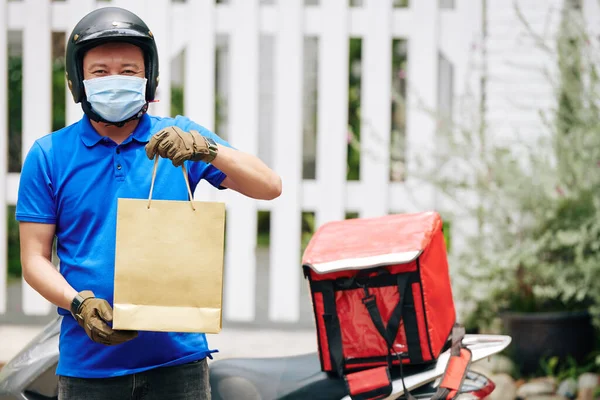 Portrait Messager Joyeux Livrant Des Colis Avec Des Produits Épicerie — Photo