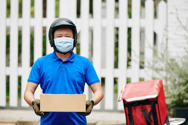 Porträtt Positiv Kurir Som Levererar Paket Pandemisk Period — Stockfoto