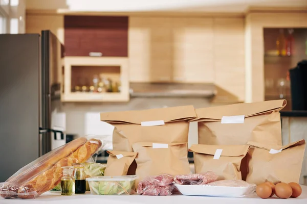 Keukentoonbank Met Vlees Brood Eten Verpakt Papieren Zakken — Stockfoto