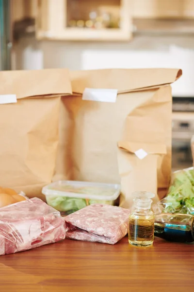 Carne Molida Pequeña Botella Aceite Vegetal Alimentos Envasados Mesa Cocina —  Fotos de Stock