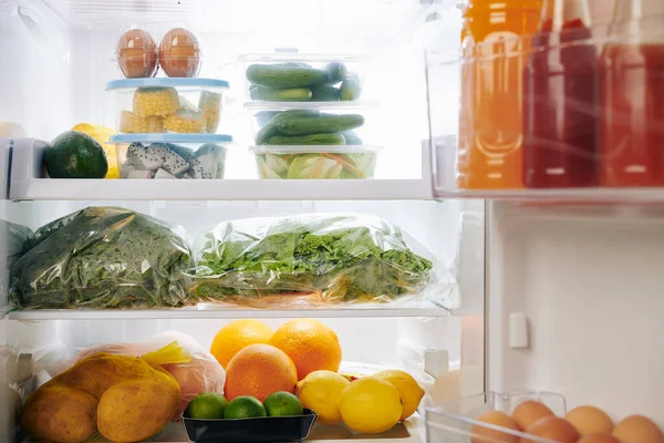 Hűtőszekrény Tele Élelmiszerekkel Beleértve Friss Zöldségeket Citrusféléket Zöldségeket Tojásokat — Stock Fotó