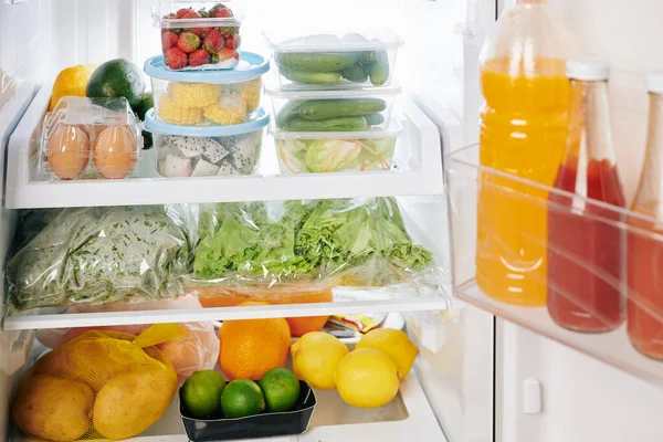 Teljes Hűtőszekrény Élelmiszer Szállítás Után Citrusfélék Zöldségek Zöldségek Polcokon — Stock Fotó