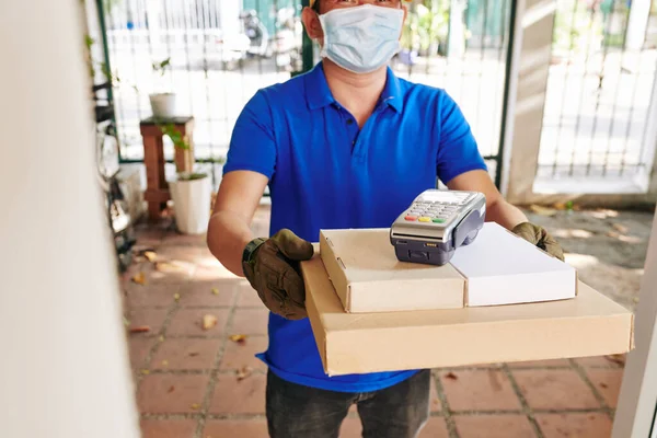 Entrega Positiva Hombre Celebración Pila Cajas Pizza Con Terminal Pago — Foto de Stock