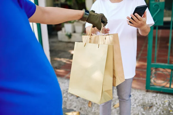 Delivery Man Giving Paper Bags Female Customer Who Leaving Tips — Stock Photo, Image