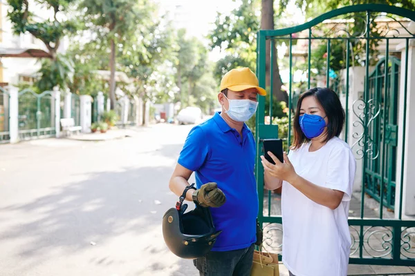 Jeune Femme Asiatique Masque Médical Recevant Ordre Laissant Des Conseils — Photo