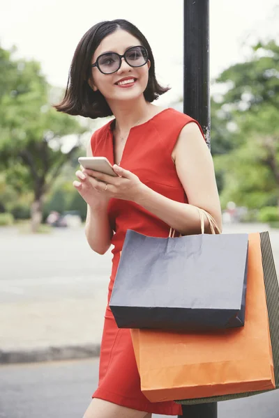 Attrayant Sourire Jeune Femme Asiatique Dans Des Lunettes Soleil Debout — Photo