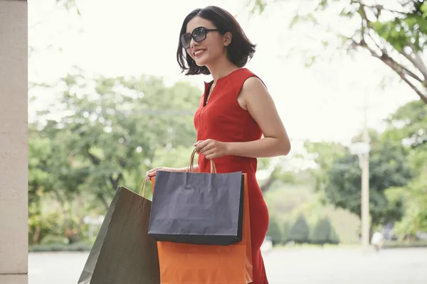 兴奋的年轻亚洲女人喜欢在销售过程中购物 还带着很多购物袋 — 图库照片