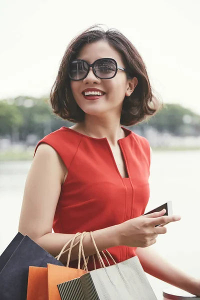 Portret Van Aantrekkelijke Elegante Jonge Vrouw Met Smartphone Veel Boodschappentassen — Stockfoto