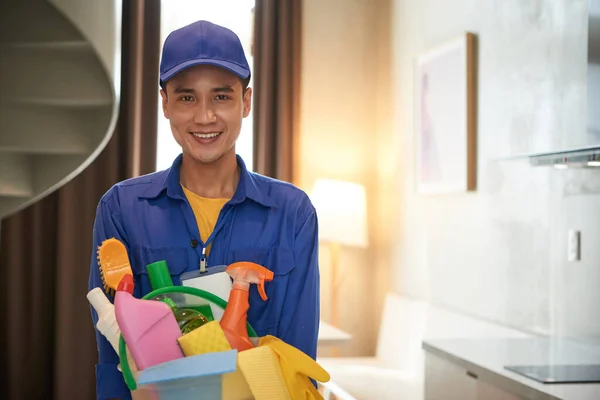 Portret Uśmiechniętego Wietnamskiego Pracownika Sprzątającego Trzymającego Wiadro Detergentów Sprayów Dezynfekcji — Zdjęcie stockowe