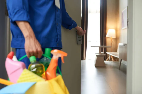 Trabajador Con Cubo Detergentes Aerosoles Abriendo Puerta Apartamento Para Limpiar —  Fotos de Stock