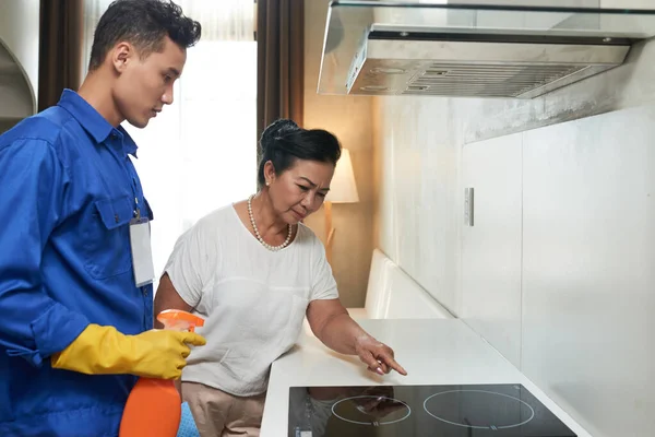 Senior Vietnamese Woman Asking Cleaning Service Worker Wipe Induction Stove — Stock Photo, Image