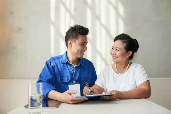 Sorridente Donna Anziana Firma Contratto Con Tuttofare Responsabile Del Servizio — Foto Stock