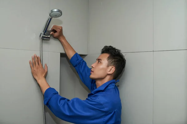 Encanador Uniforme Usando Chave Inglesa Instalar Cabeça Chuveiro Banheiro — Fotografia de Stock