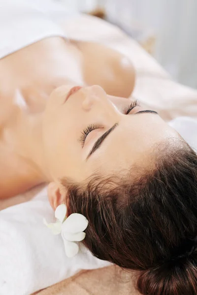 Mulher Bonita Relaxante Cama Após Massagem Salão Spa — Fotografia de Stock