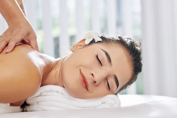 Mulher Muito Jovem Sorrindo Com Prazer Receber Massagem Relaxante Salão — Fotografia de Stock