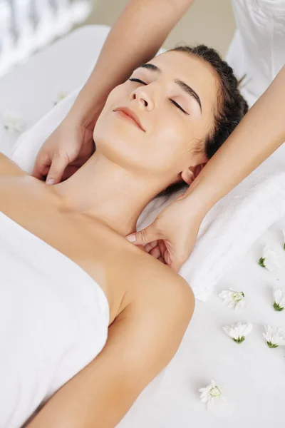 Sorrindo Jovem Mulher Desfrutando Relaxante Massagem Ombro Salão Spa — Fotografia de Stock