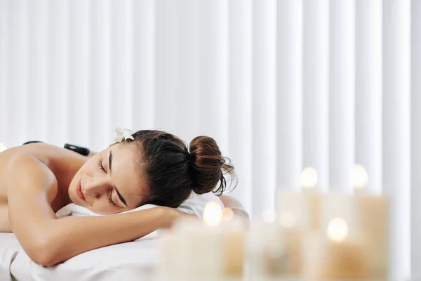 Söt Ung Kvinna Somnade Behandling Sten Massage Spa Salong — Stockfoto