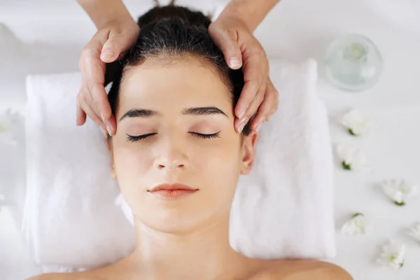 Jovem Mulher Recebendo Massagem Cabeça Relaxante Salão Beleza Vista Cima — Fotografia de Stock