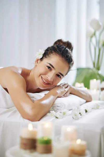 Mujer Joven Feliz Con Flor Pelo Sonriendo Cámara Después Recibir — Foto de Stock