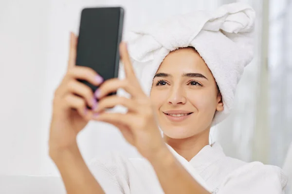Mulher Bonita Roupão Banho Toalha Cabeça Tirando Selfie — Fotografia de Stock
