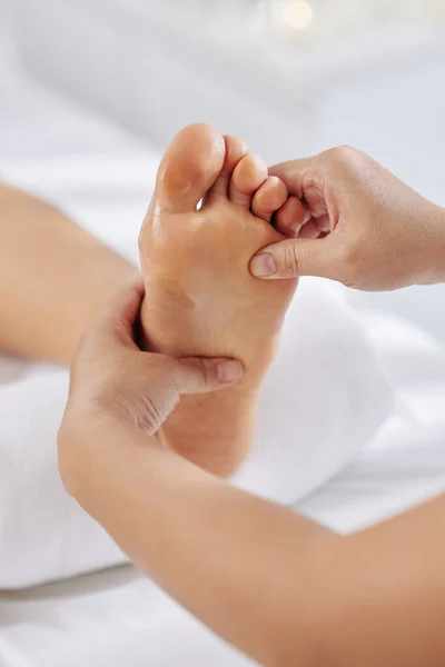 Masseuse Massaging Foot Woman Moisturizing Oil — Stock Photo, Image