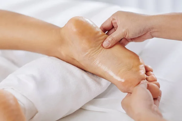 Nahaufnahme Einer Frau Die Wellness Salon Eine Entspannende Fußmassage Mit — Stockfoto