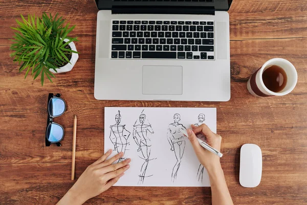 Moda Tasarımcısının Elleri Ahşap Ofis Masasında Çalışırken Eskizler Çiziyor Yukarıdan — Stok fotoğraf