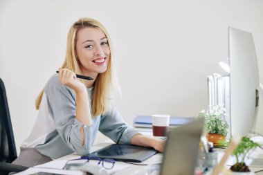 Ofiste çalışan ve yeni bir proje çizen genç grafik tasarımcısının portresi