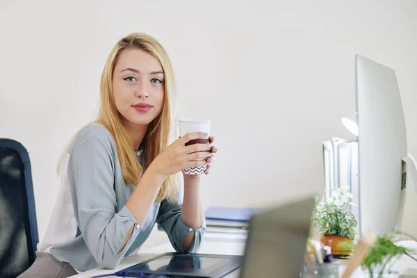 Retrato Jovem Mulher Negócios Bonita Beber Xícara Tomar Café Quando — Fotografia de Stock