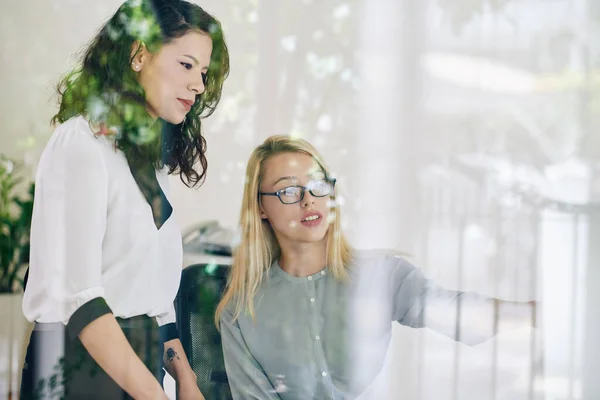 Joven Empresaria Gafas Mostrando Informe Pantalla Computadora Gerente Ejecutivo — Foto de Stock