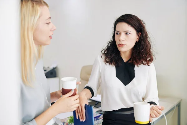 Joven Seria Empresaria Mestiza Bebiendo Una Taza Café Discutiendo Proyecto — Foto de Stock