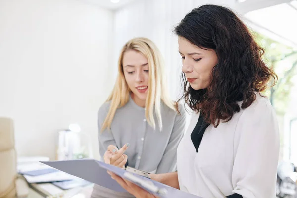 Lächelnde Unternehmerin Liest Bericht Ihres Kollegen Und Prüft Details — Stockfoto