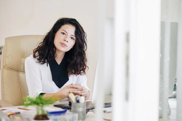 Portrait Young Beautiful Mixed Race Female Entrepreneur Sitting Desk Looking — Stock Photo, Image