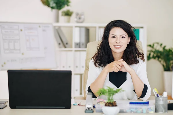 Positiv Selbstbewusste Junge Geschäftsfrau Sitzt Mit Geöffnetem Laptop Schreibtisch Und — Stockfoto