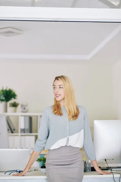 Atractiva Joven Mujer Negocios Sonriente Pie Mesa Oficina Mirando Hacia — Foto de Stock