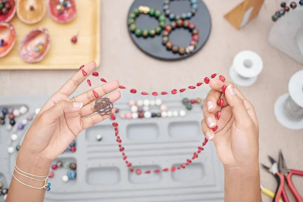 Руки Женщины Красивым Ожерельем Натуральных Красных Жасминовых Камней — стоковое фото