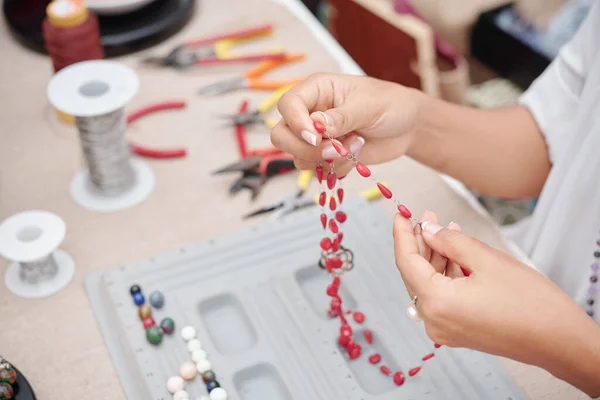 Imagen Primer Plano Hermoso Collar Hecho Con Piedras Rojas Naturales — Foto de Stock