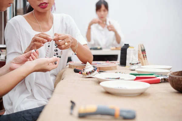 Mujeres Creativas Discutiendo Proceso Fabricación Collar Piedra Natural Durante Masterclass —  Fotos de Stock